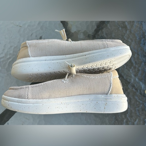 Women’s NWOT Hey Dude Casual Cream Gold Specs Slip On Comfortable Shoes Size 7 - Picture 2 of 6